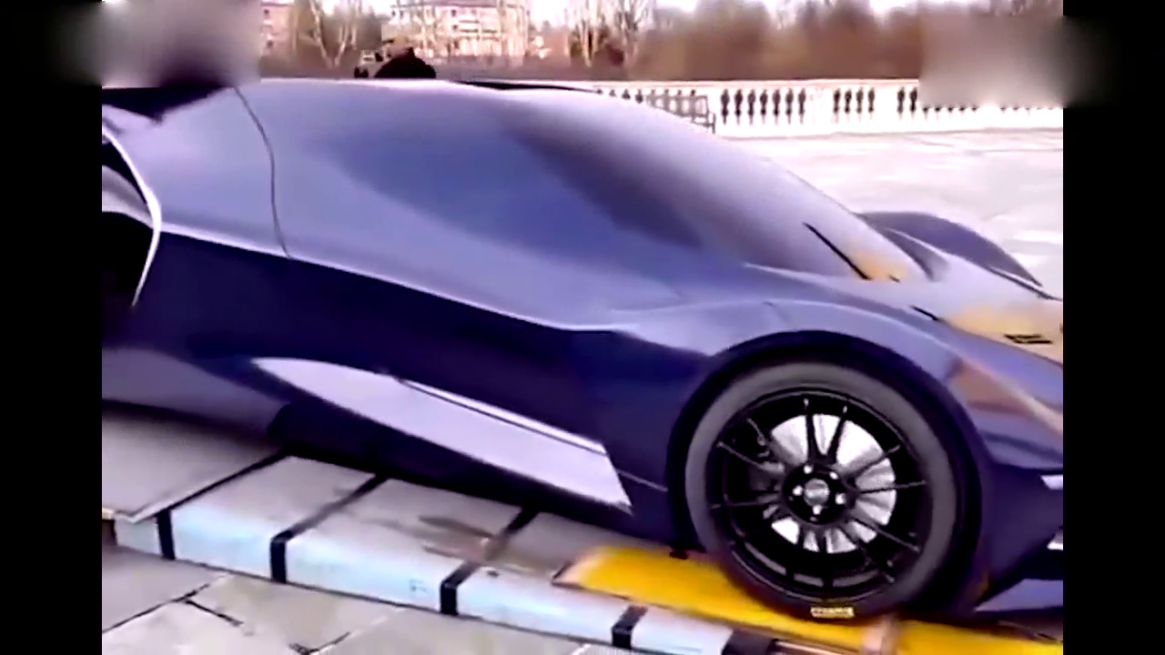 真是长见识了，富豪买的超级跑车送到家，竟然连车门都找不到！