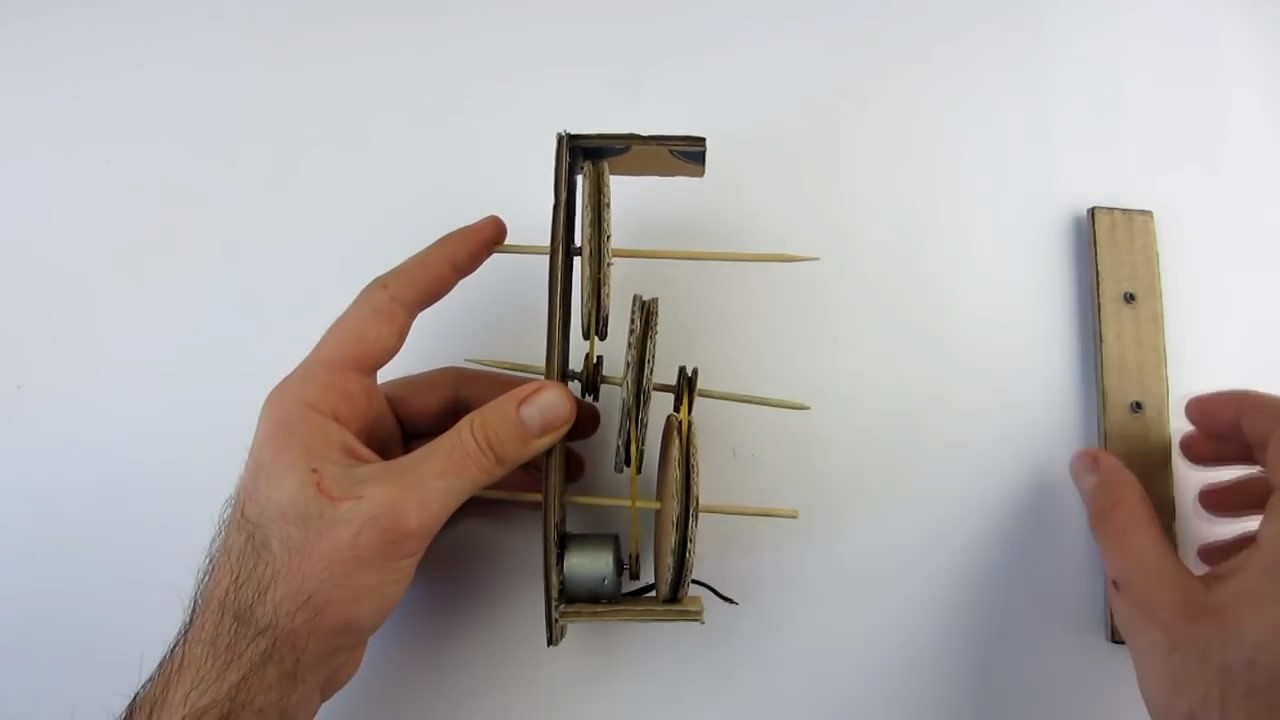 可以行走的机器人,制作方法很简单,材料就是普