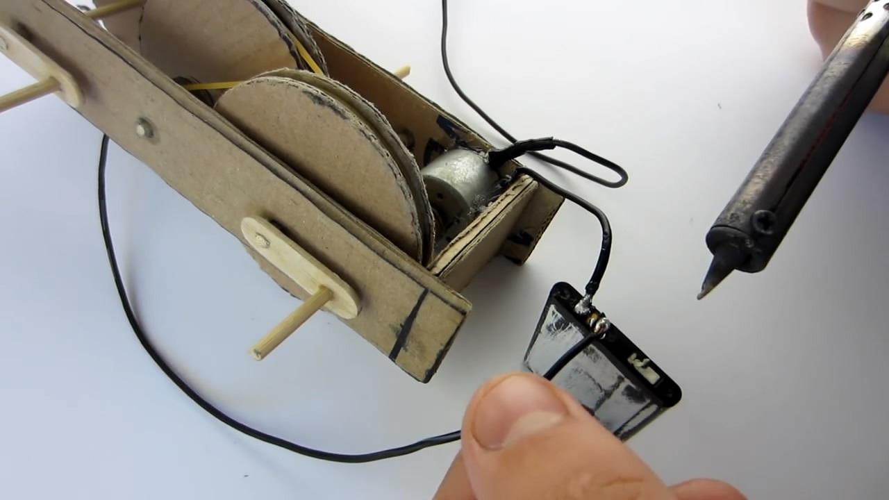 可以行走的机器人,制作方法很简单,材料就是普