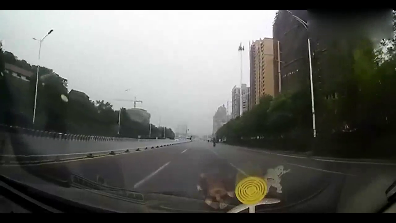 电动车路口转弯不看后方 直接被驶来的小车撞翻