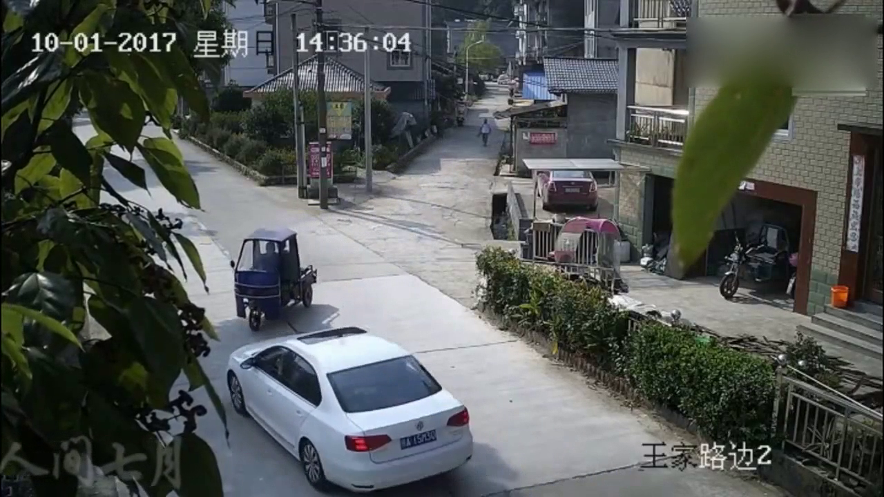 电动车过路口不减速以为别人不敢撞他，结果下一秒悲剧瞬间发生！