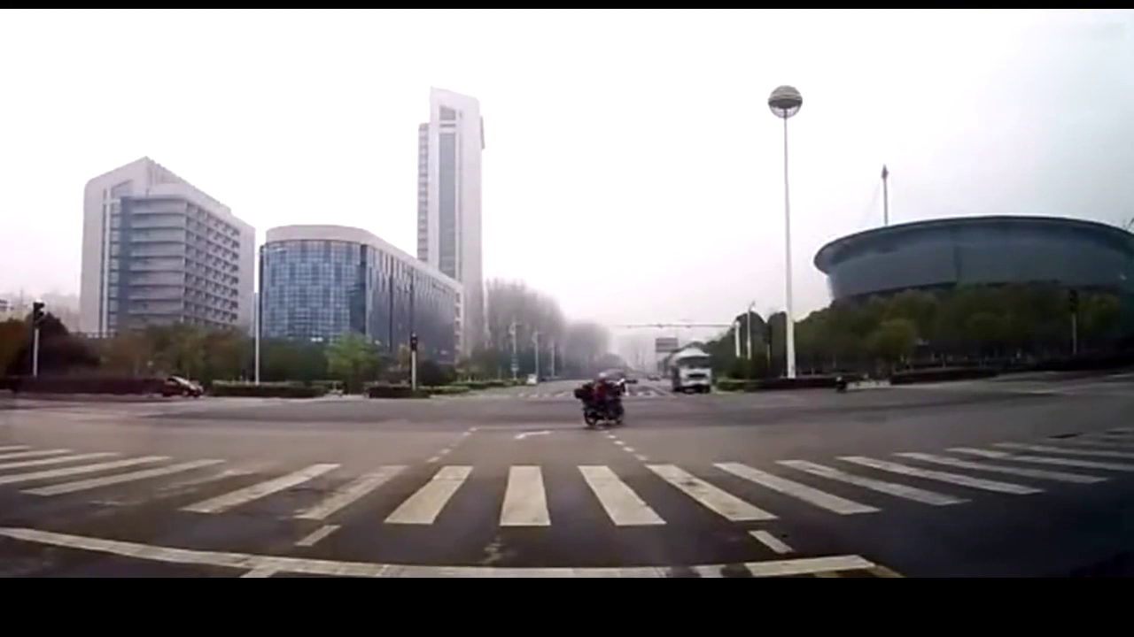 电动车这样肆无忌惮和大货车抢道，记录仪拍下这惊险一幕