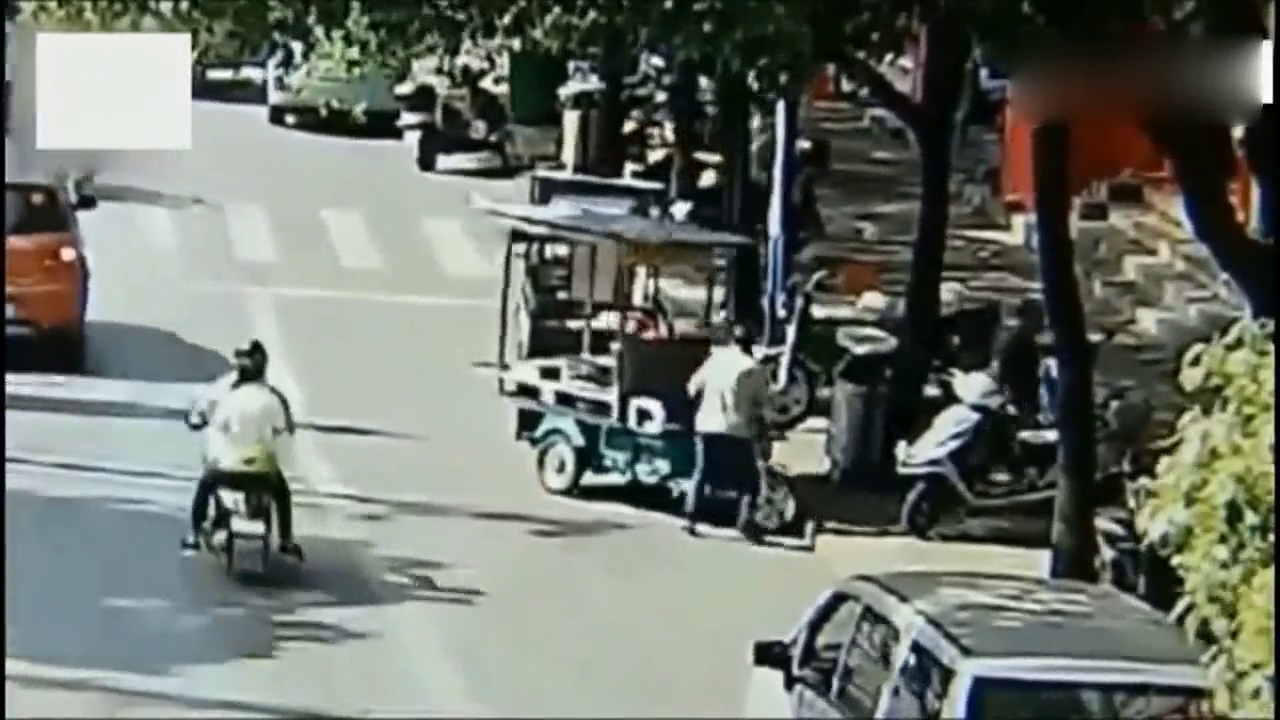 这辆电动车成精了？连车主都拉不住，可怕一幕