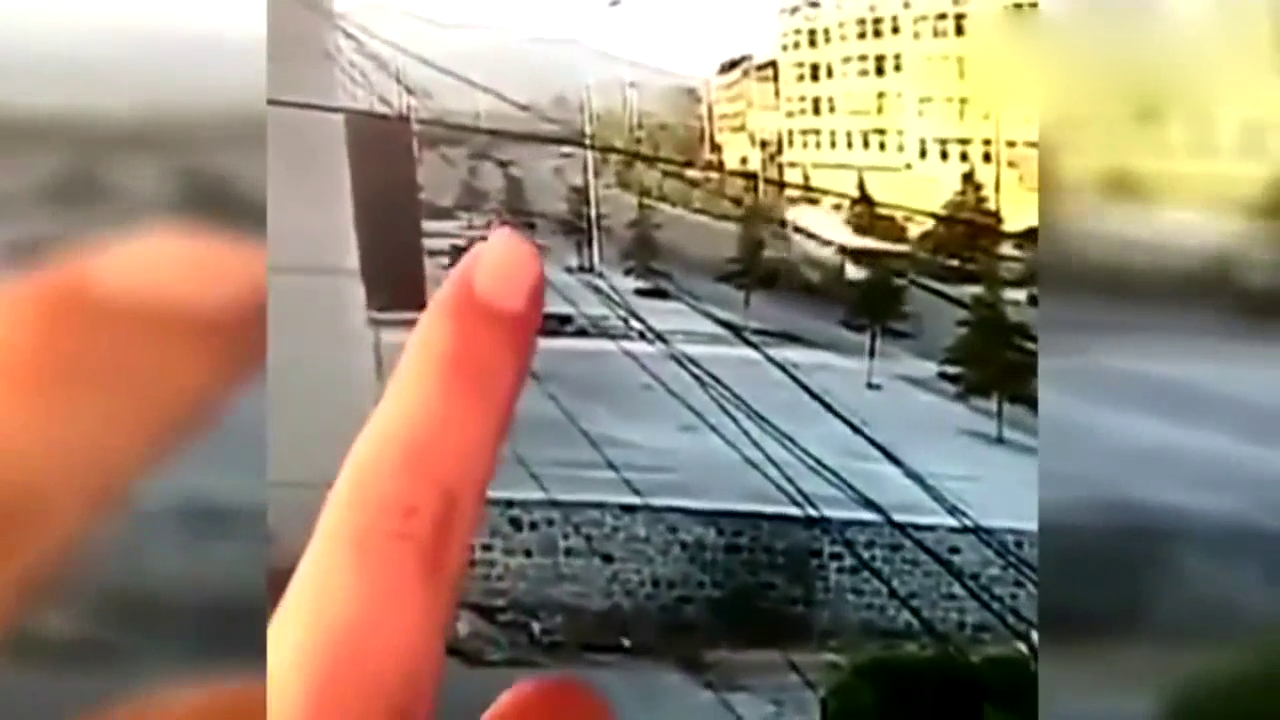 大货车急刹大漂移，也没能挽救横穿的电动车