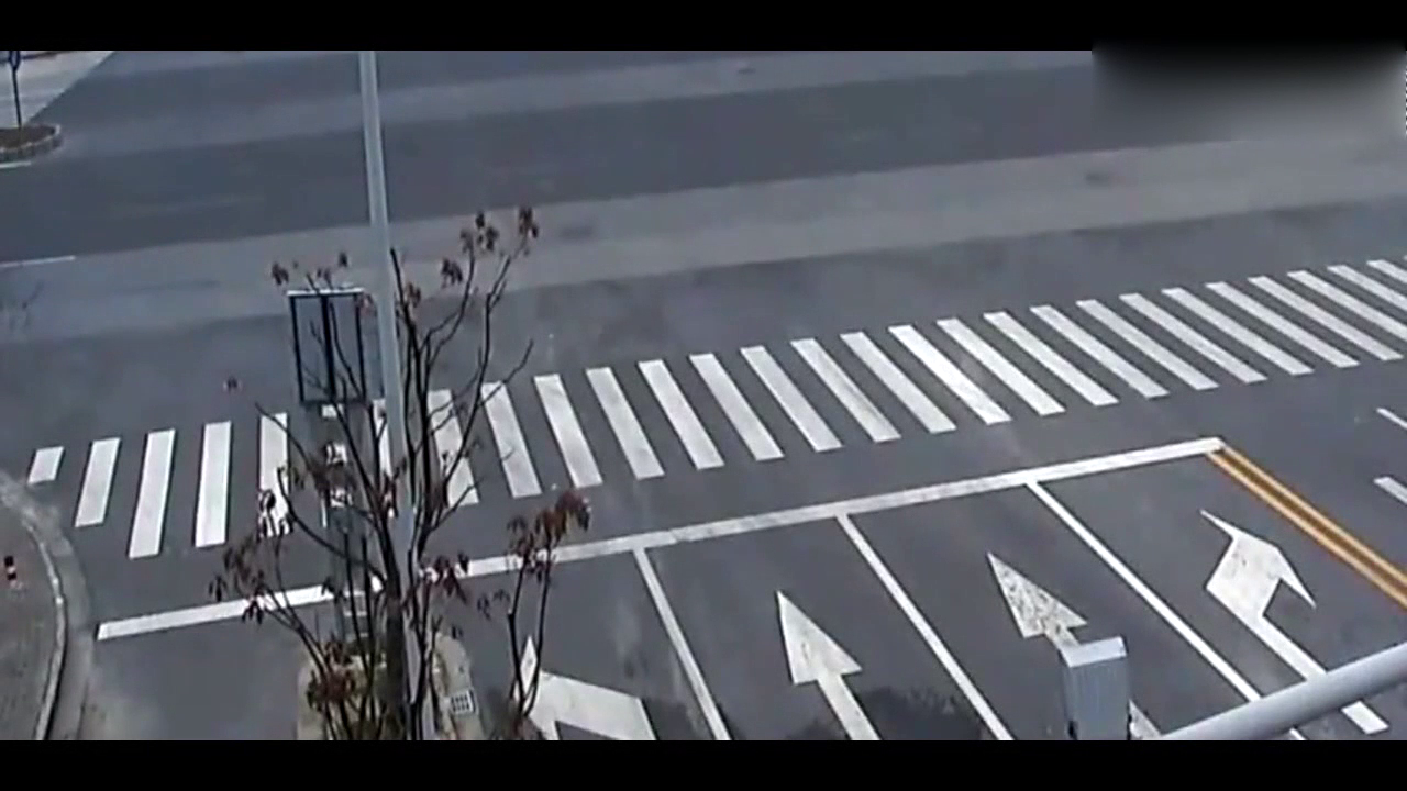 惨烈：电动车大胆闯红灯，被撞飞后未做任何挣扎