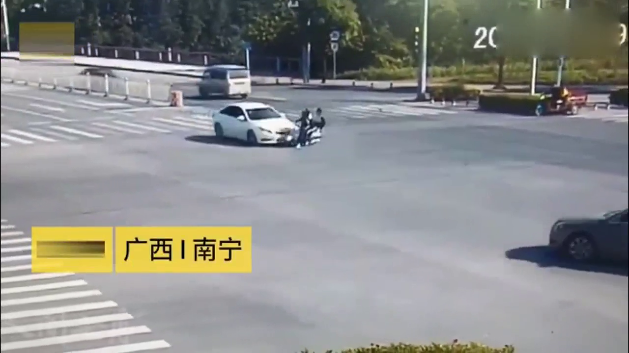 三名中学生骑乘一辆电动车闯红灯，恐怖一幕正好被监控拍下！