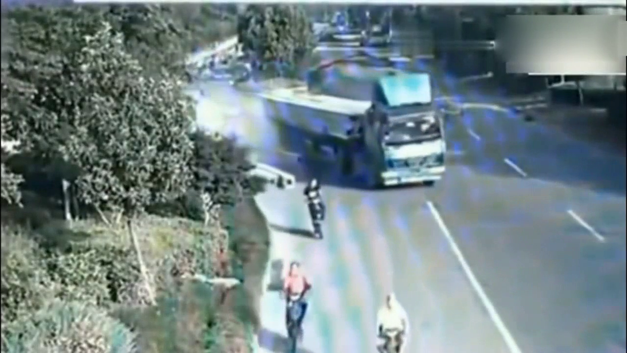 大货车为救下电动车，不停的刹车，下一秒怎么也想不到