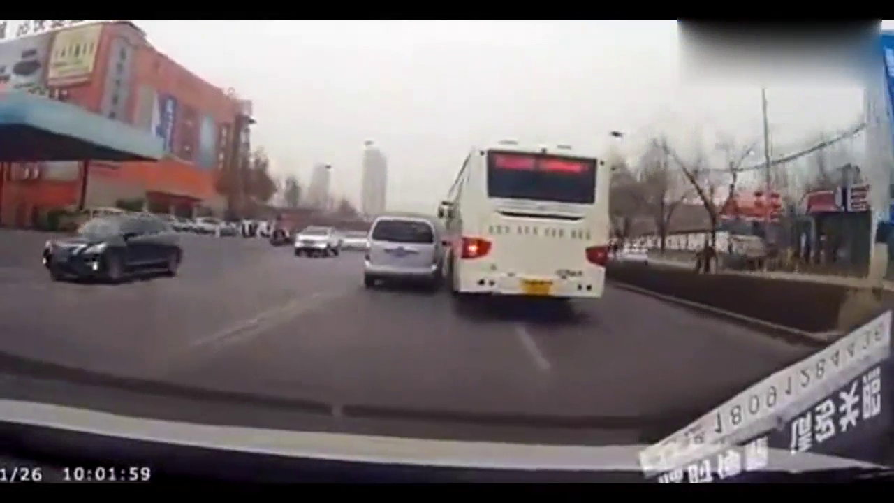 公交车为了躲避电动车强行变道 可把商务车司机给吓坏了！