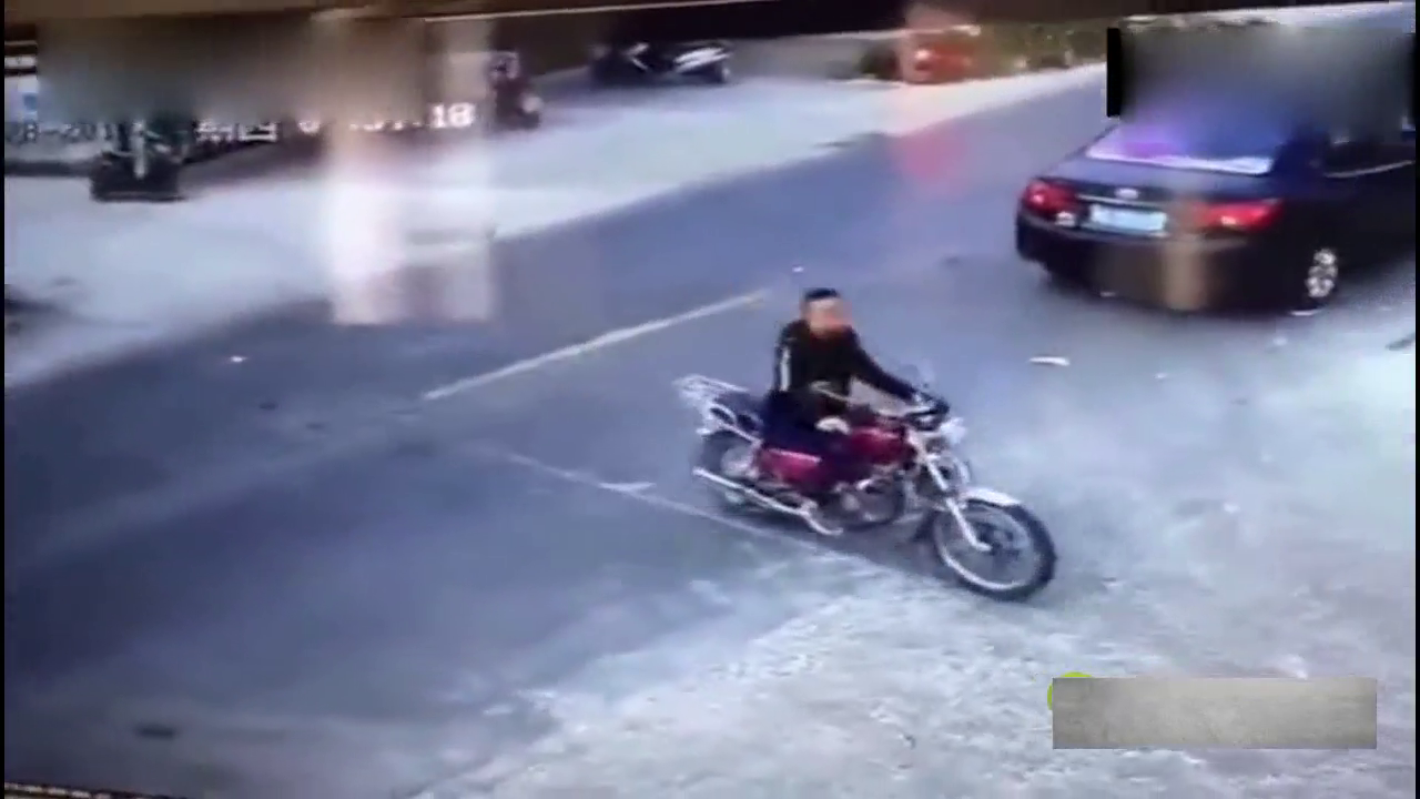 男子偷完电动车逃跑途中，被两辆车接连撞飞，看着真解气！