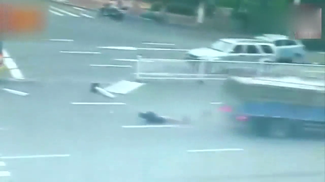 公交车主用全车人的性命救下电动车女子，3秒后该来的还是来了