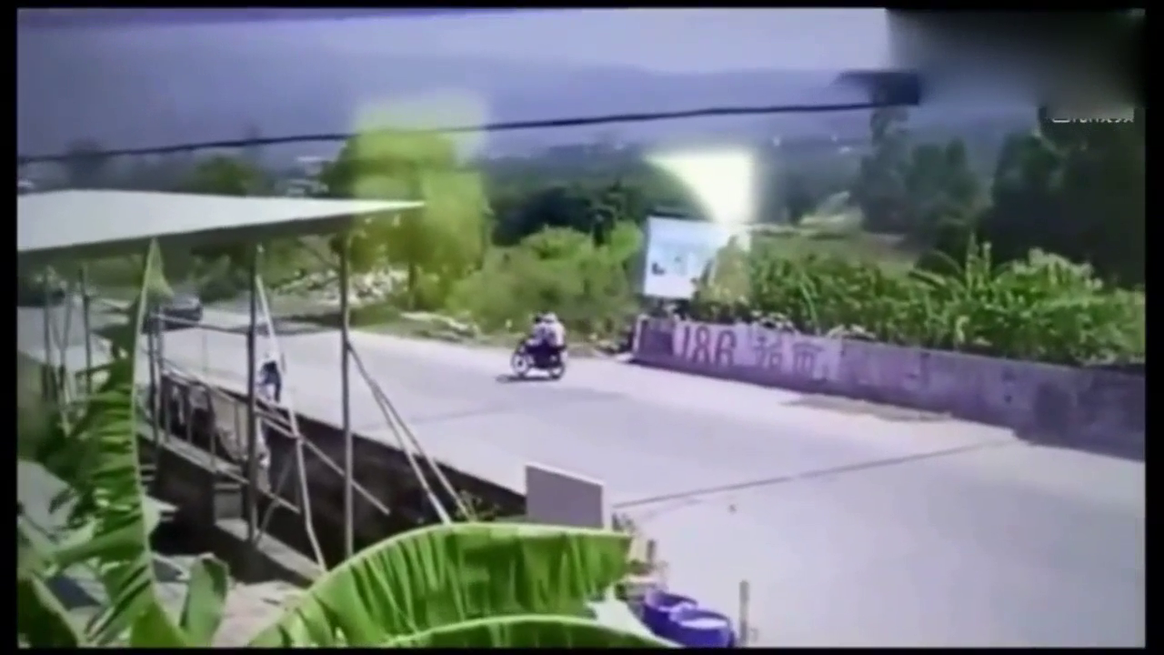 任性电动车司机，看到渣土车仍然往前冲，结果让他后悔不已！