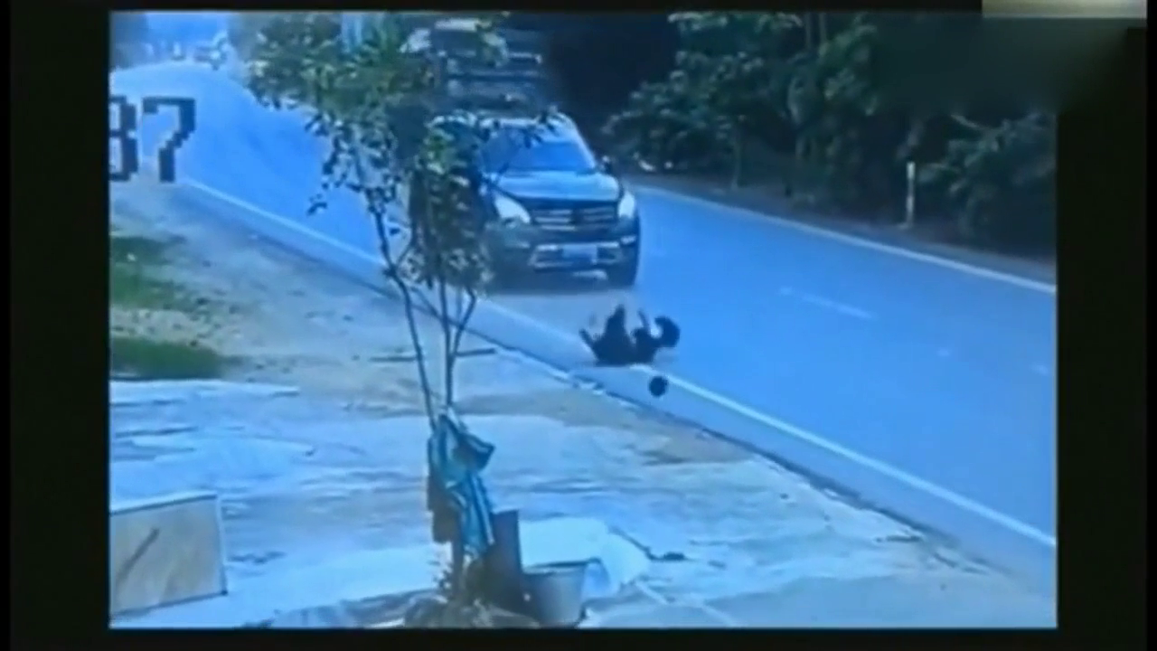 电动车无人驾驶在横冲直撞，回看监控，发现真相没那么简单