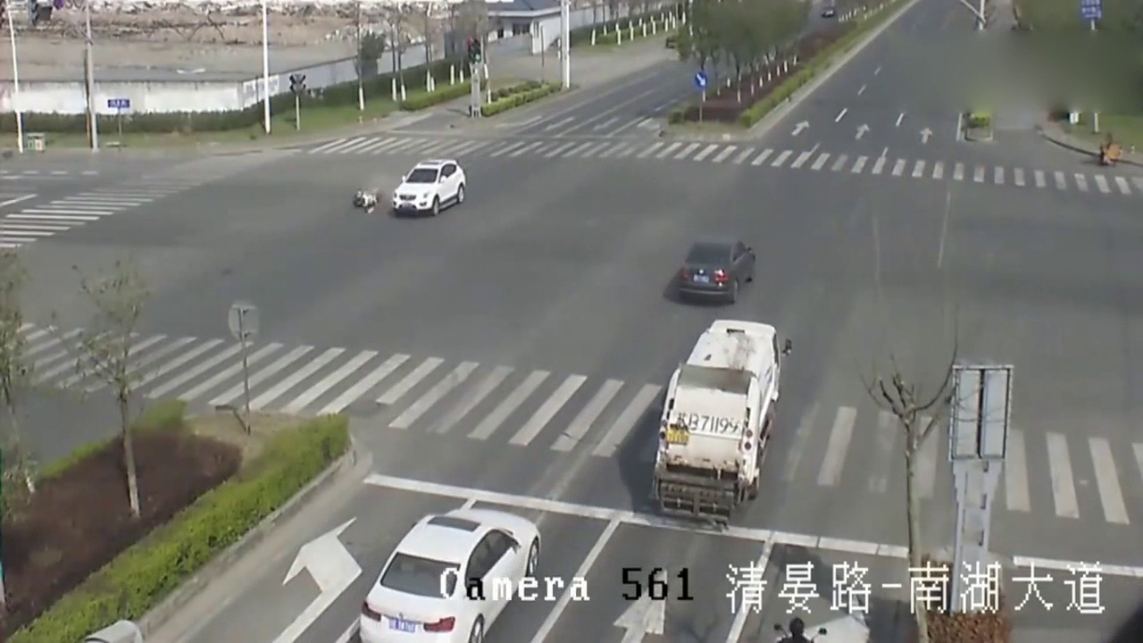 电动车女子闯红灯，被SUV狠狠教训了一顿