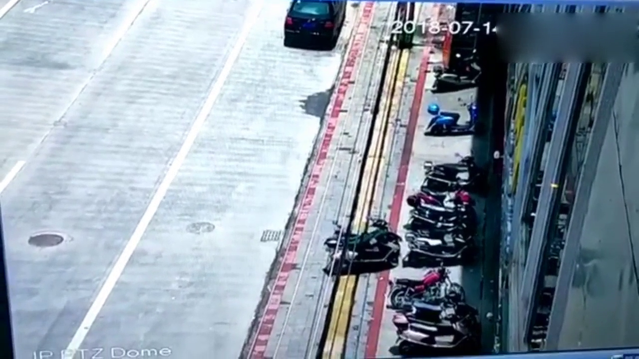 死神来临躲不掉！小货车突然撞向电动车母子，监控拍下全过程！