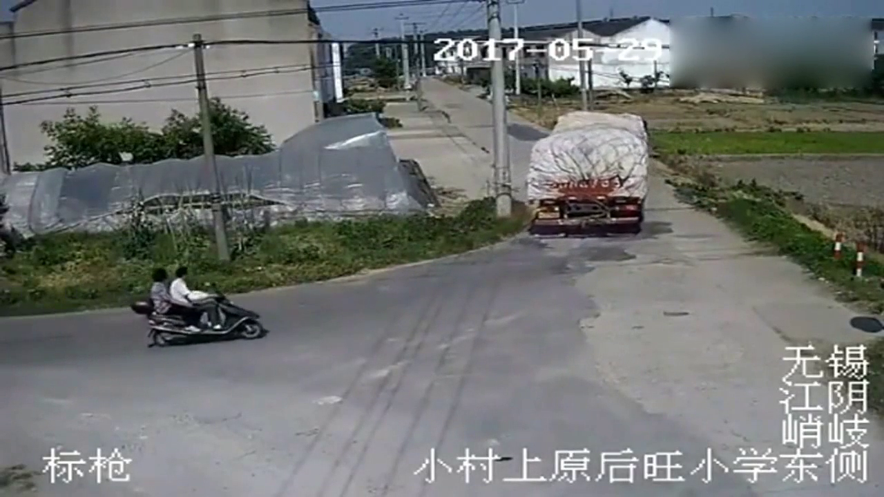 半挂车突然倒车，电动车夫妻俩只因犹豫这3秒，惨被卷入车底