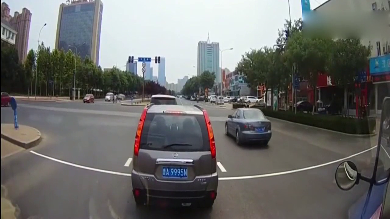 电动车女骑士见缝插针 视频车哎哟一声