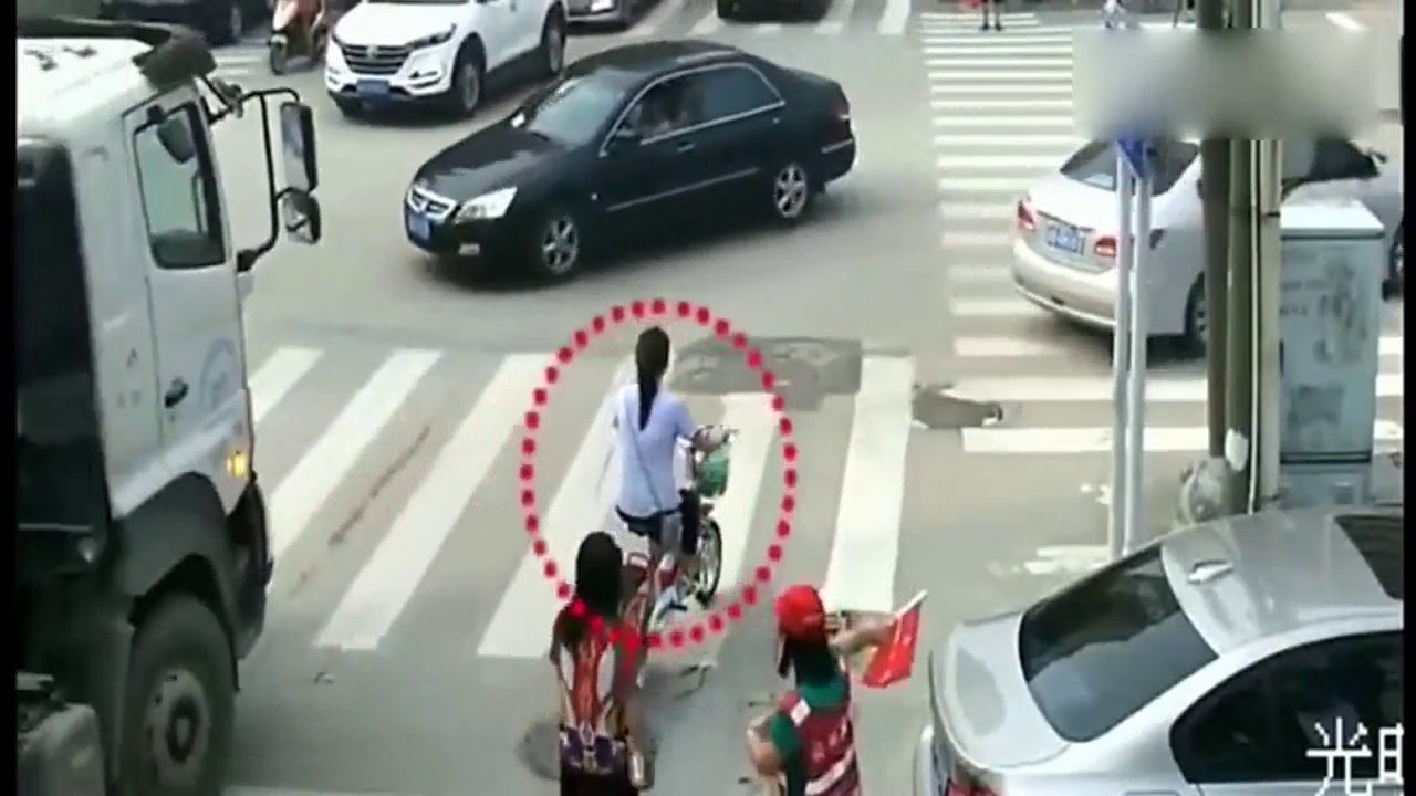 电动车女子用身体去别水泥车，3秒后来不及挣扎，瞬间去见了阎王