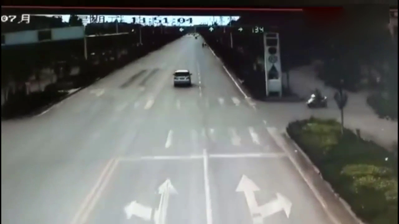 电动车犹豫许久后还是选择闯红灯，结局太惨