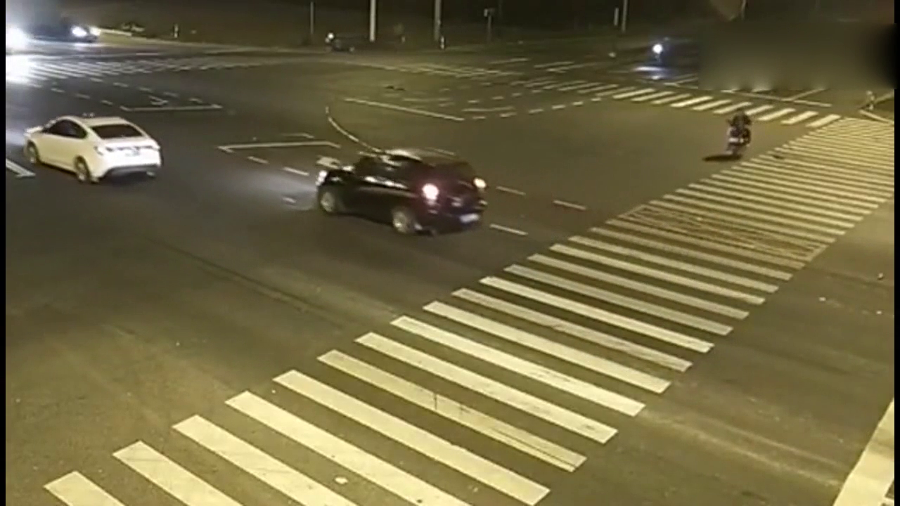 电动车无视交通法，不仅害了自己，更是害了轿车司机