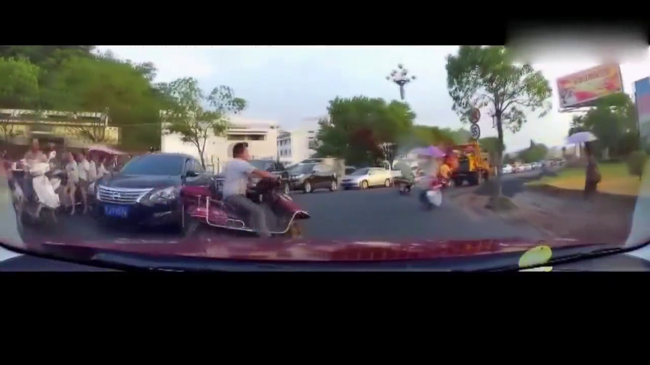 电动车突然从左侧窜出，实在是刹不住呀