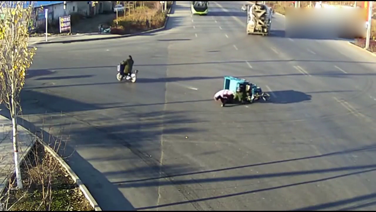 电动车女子才是高手，三轮车这下心里苦啊