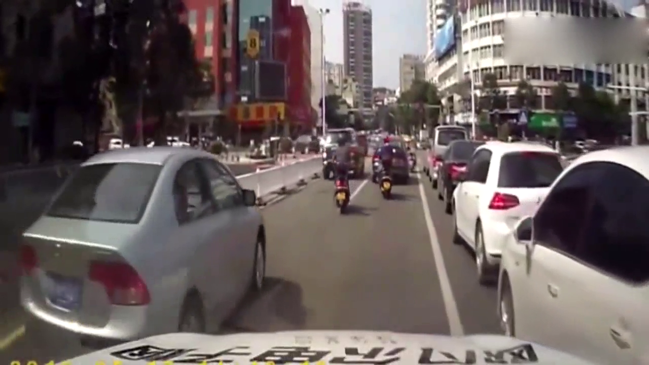 视频车怒怼电动车 老司机怎么看？