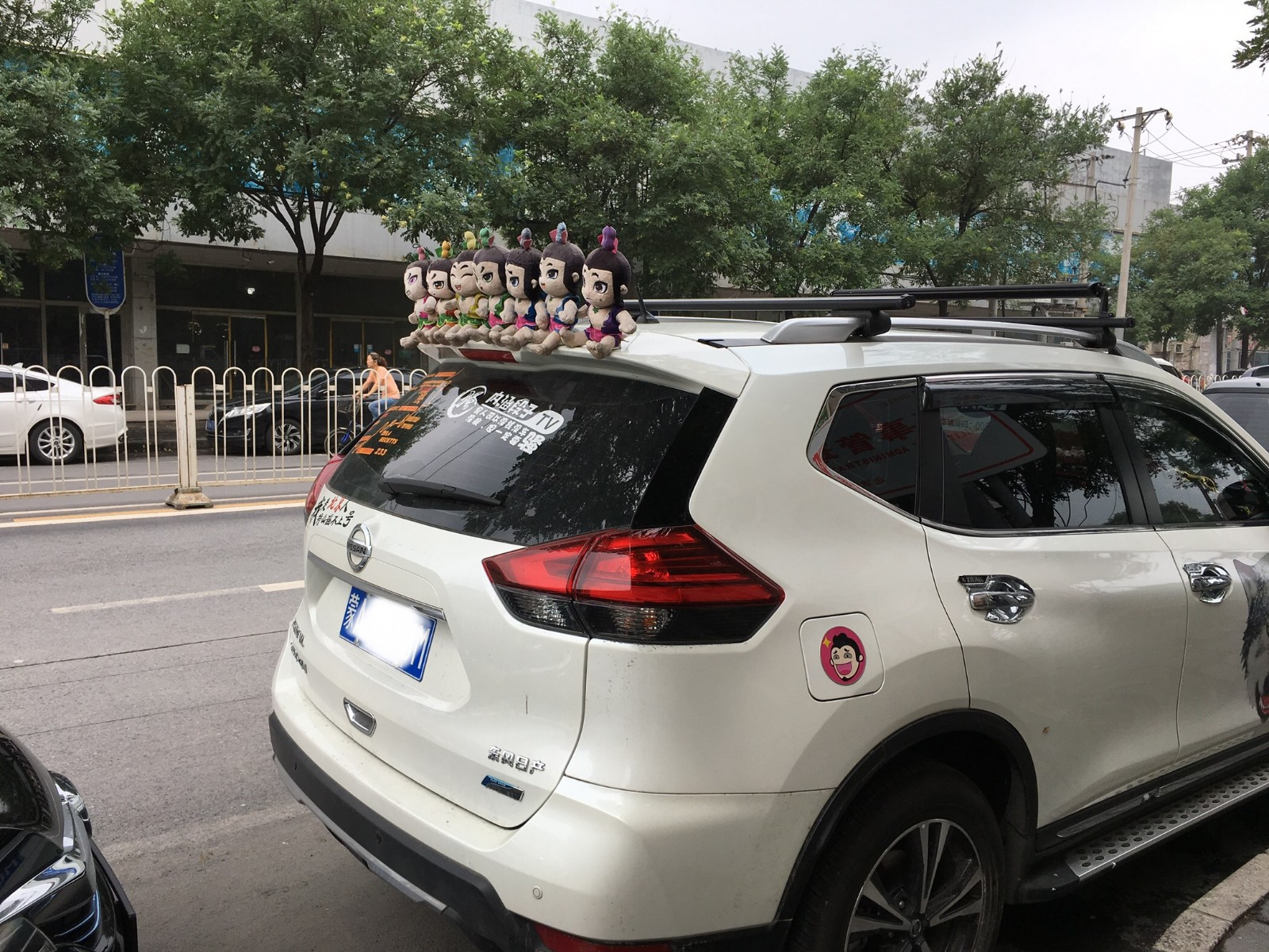 车顶摆玩偶:出了事故算全责还扣分!