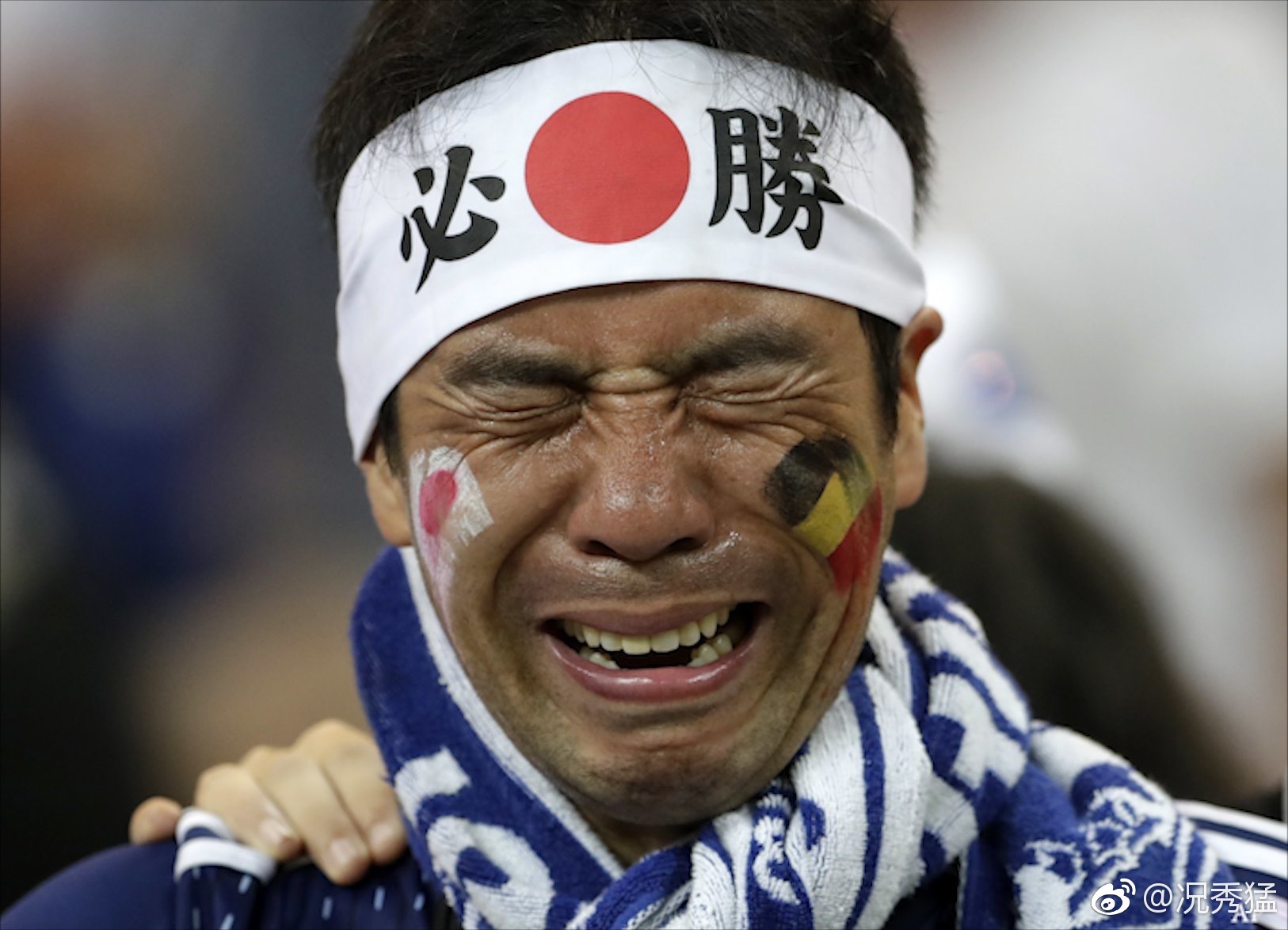 日本球迷含着眼泪清洁体育场