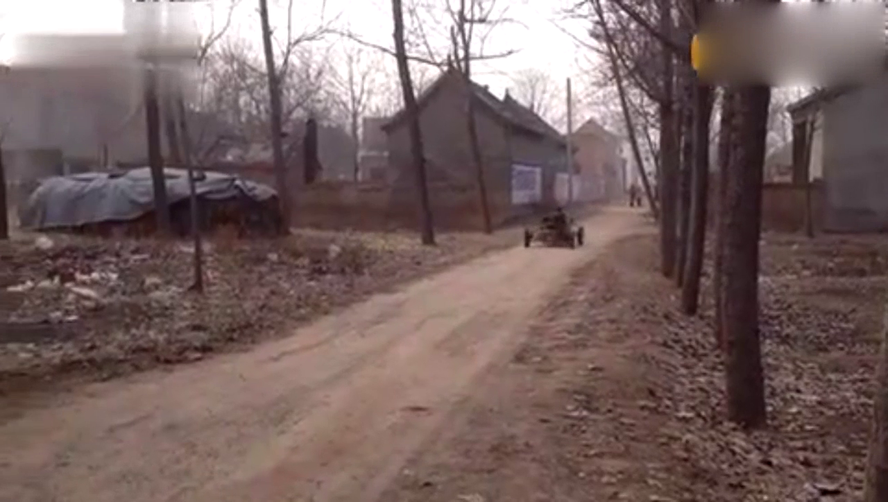 高手在民间，小伙自制敞篷车村里兜风