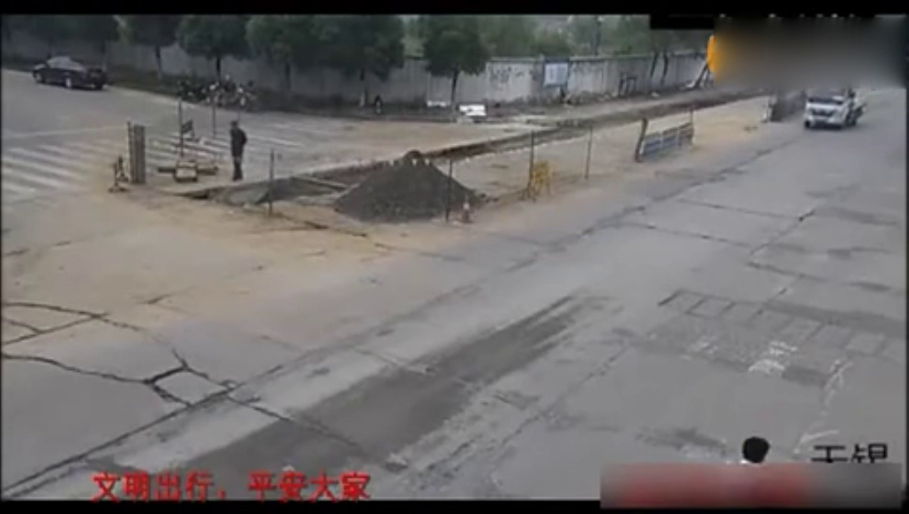 骑电动车差点被爆头，搅拌车司机下车后反应太明智了