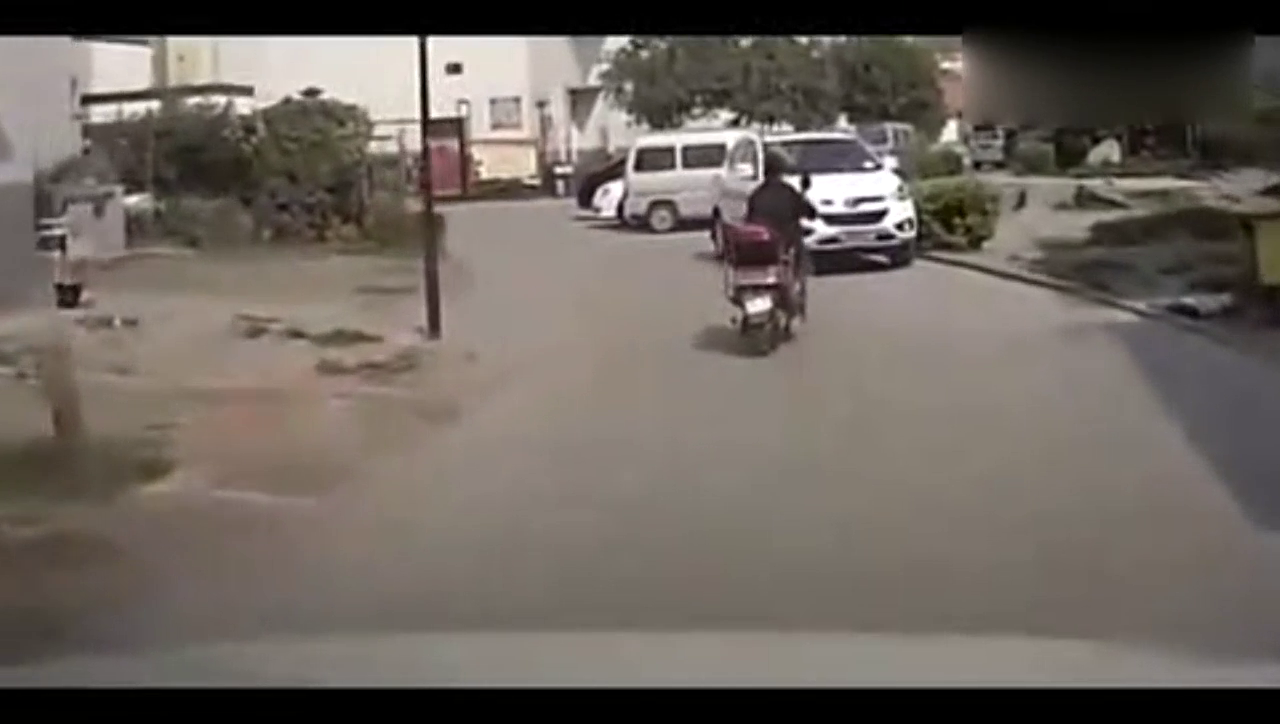 骑电动车的朋友都看看，发生这样的事故到底这是谁的责任