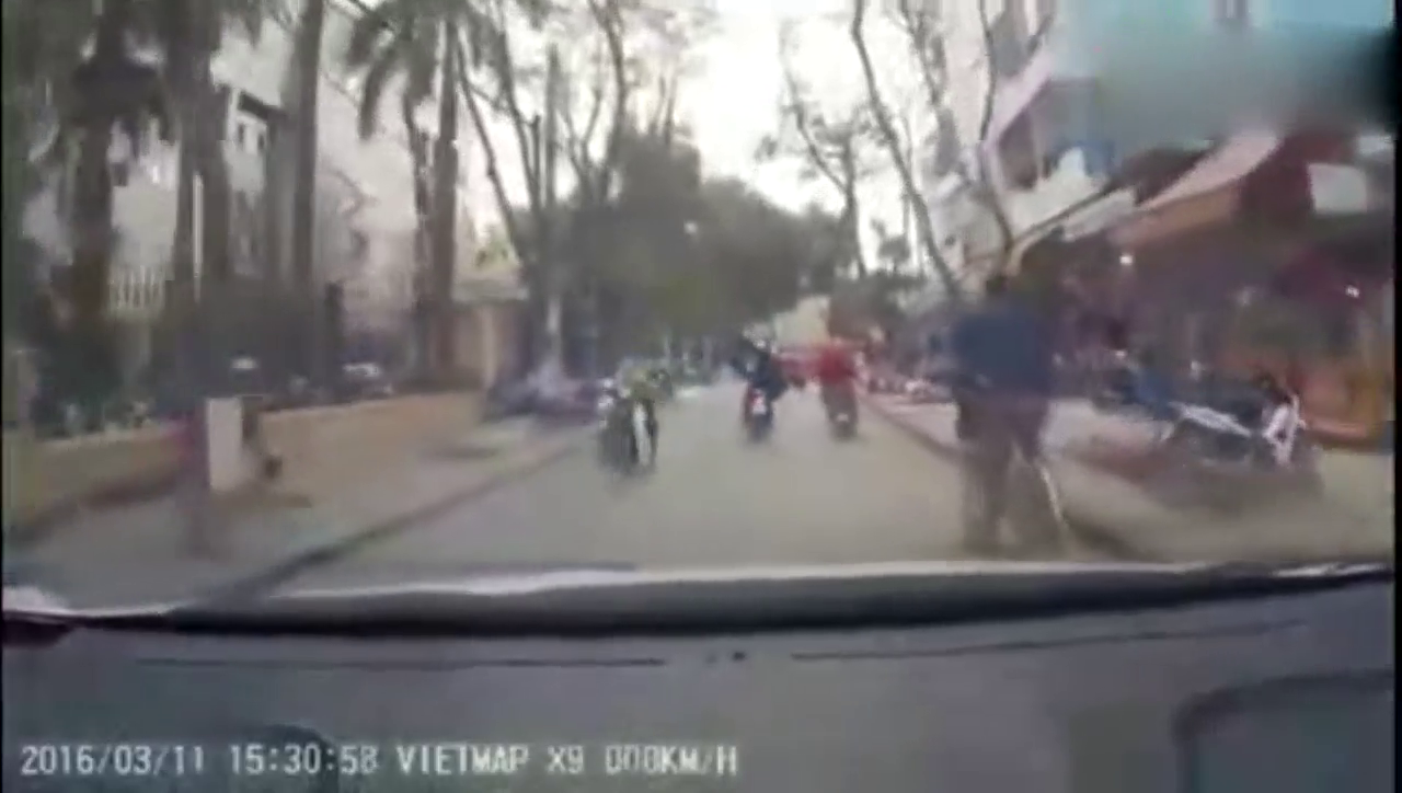电动车飙车追尾还打人，结果被轿车反揍趴