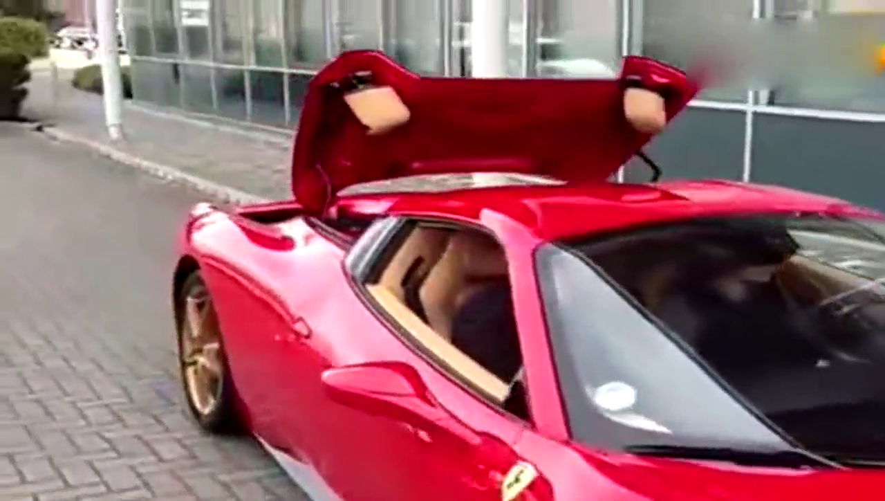 法拉利458超级跑车顶篷开闭全过程太炫酷了