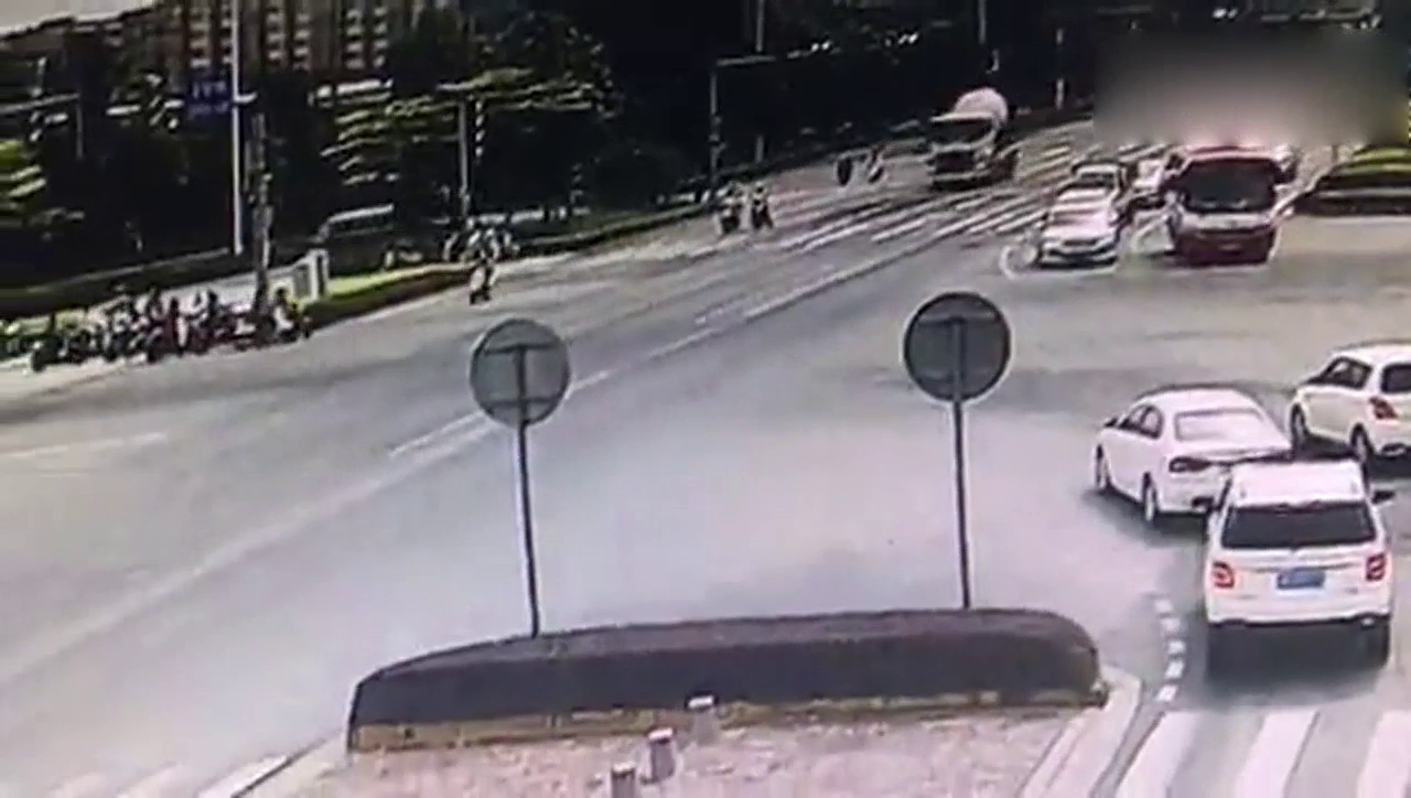 电动车被罐车碾压粉碎，司机神奇逃生，监控拍下全过程！