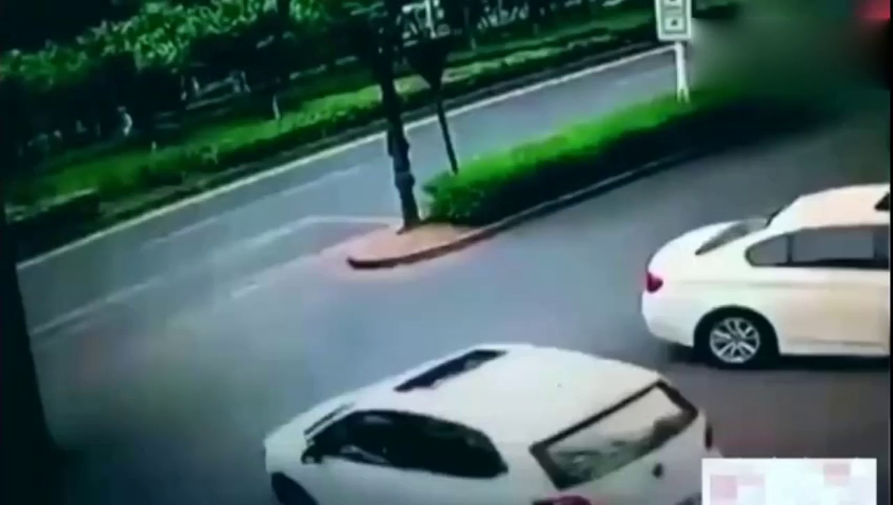 电动车被撞倒在地，司机再次碾压，这是要命的节奏