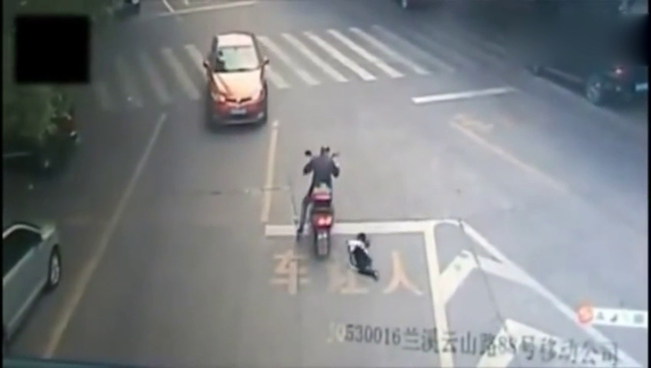 电动车肇事逃逸可耻，好心人驱车追赶可赞，人间自有真情在