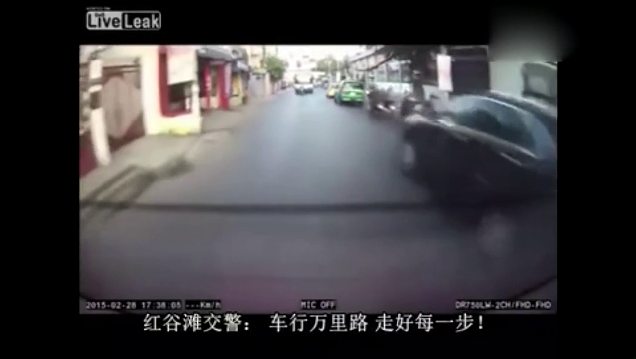 不让公交车超车，这辆电动车最后被暴打一顿