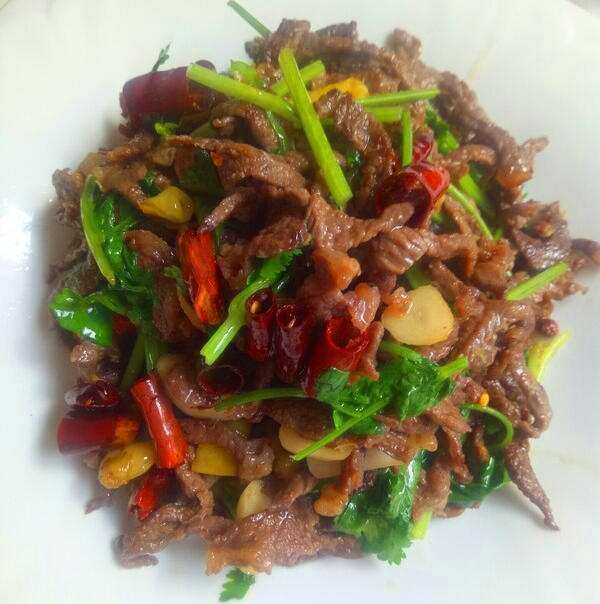 美食推荐:烧鸡腿肉，香菜炒牛肉丝，香辣大虾，鱼香茄子豆角