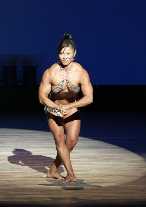 日本健美女神健身30年, 年过半百身材颜值一样吸精!
