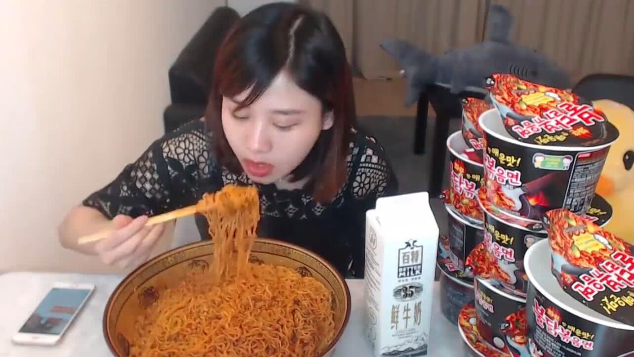 大胃王密子君吃10桶火鸡面，用时16分20秒，辣成香肠嘴
