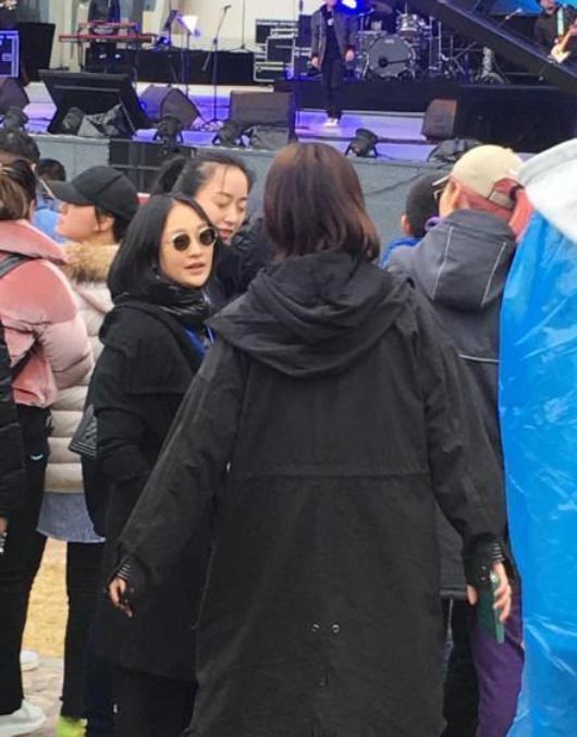 窦靖童又唱歌了，周迅李亚鹏现身，这关系网友看不懂