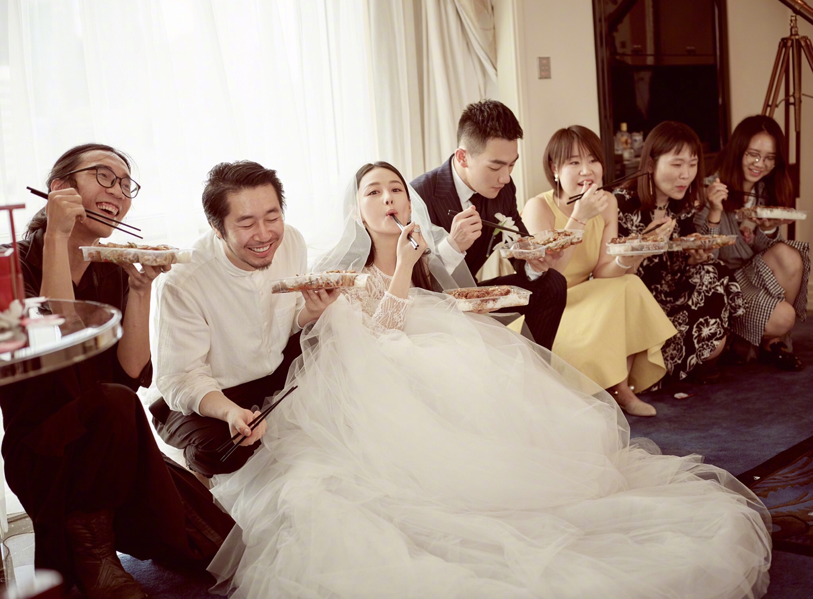 好接地气!张馨予与何捷蹲地上吃盒饭，称结婚是人生最忙碌的一天