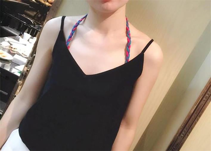 平胸穿内衣_美女只穿内衣