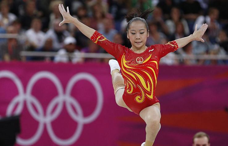 体操女王邓琳琳体重仅62斤,退役后美得认不出,与儿童合影太尴尬