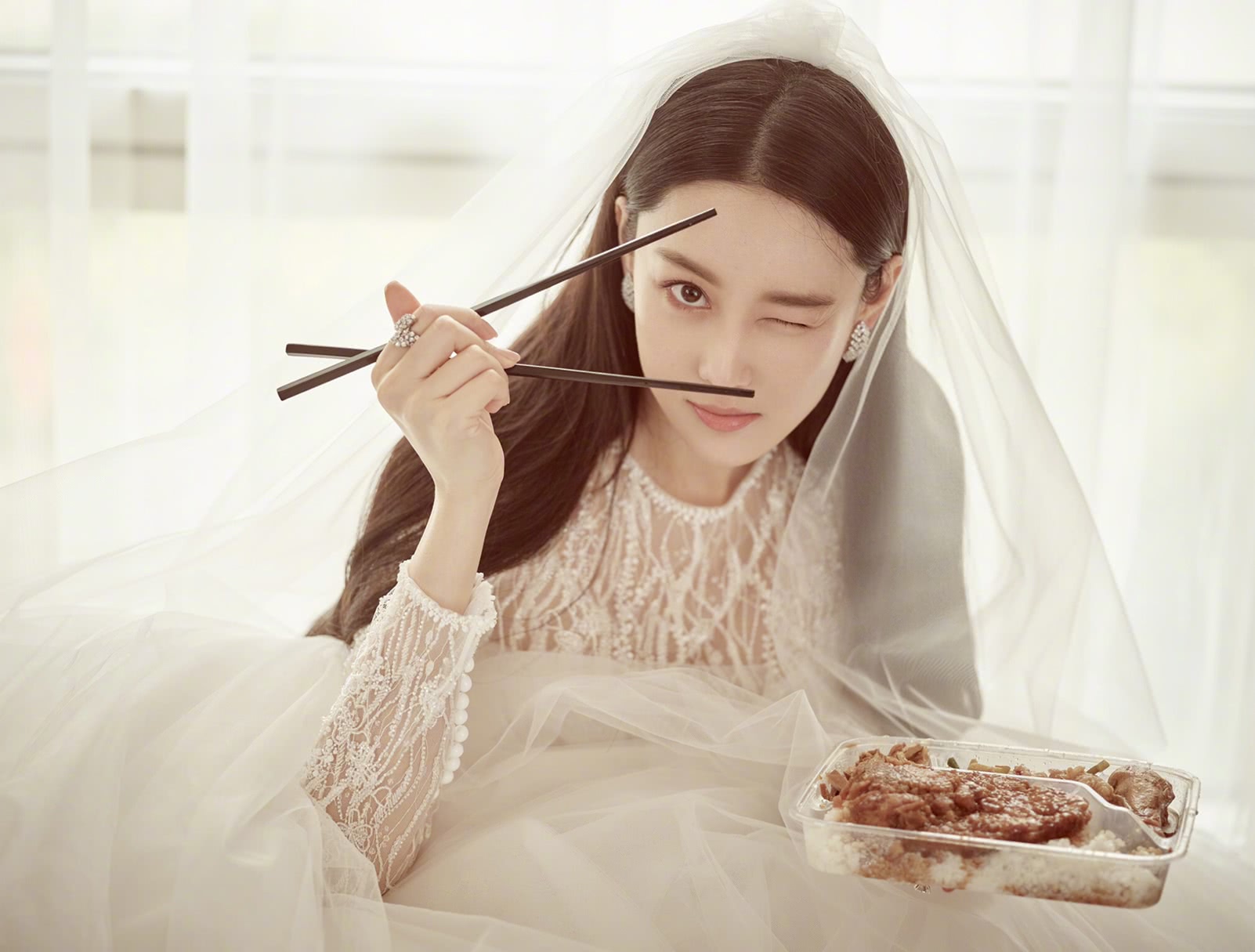 好接地气!张馨予与何捷蹲地上吃盒饭，称结婚是人生最忙碌的一天