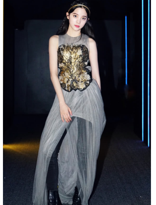 欧阳娜娜最近出席活动,一组照片简直就是金鹰