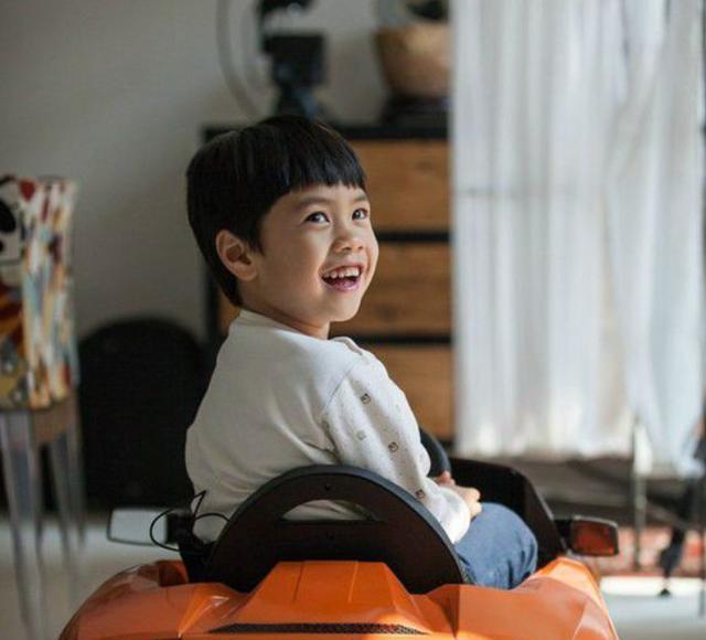 郑钧的儿子jagger长大了,长相明显随妈妈,网友