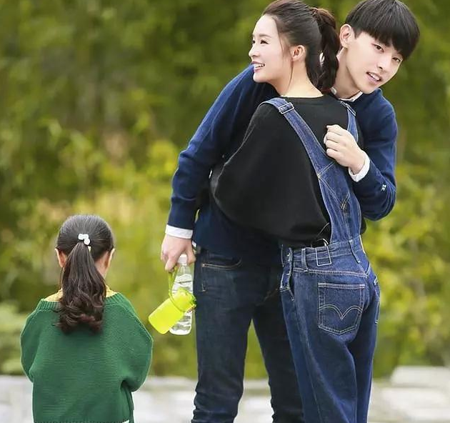 邓伦抱过的女星,抱热巴杨紫最淡定,抱李沁最羞涩,图四最像情侣