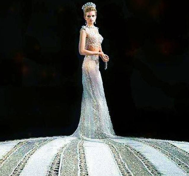 其中有50多万颗玻璃珠,40多万颗水晶,这款豪华的婚纱最终被博物馆收藏