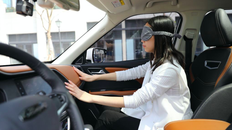 在街头被蒙上眼睛去体验一辆“豪车”是怎样的感受？